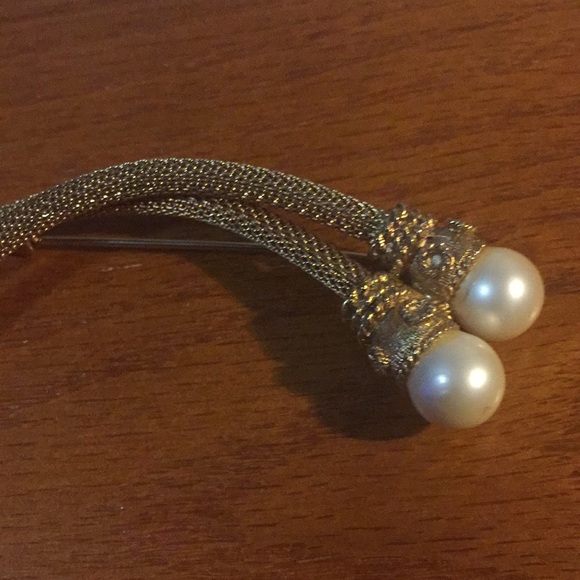 Faux Pearl Brooches - Picture 7 of 8
